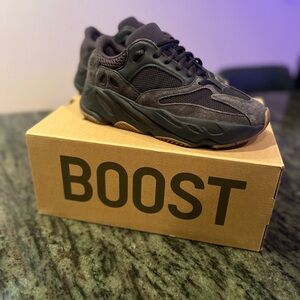 adidas Yeezy Boost 700 Men’s size 4 ‘Utility Black’ with Box in Great Condition